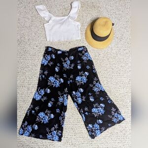 Forever 21 floral Cropped Pants